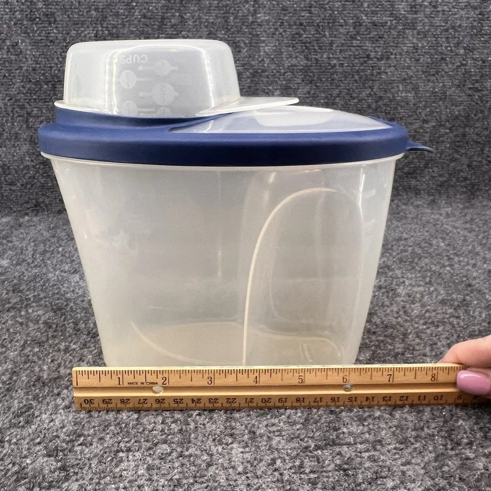 Rubbermaid 516E 2 Qt / 8 Cups Storage With Built In 1 Cup Scoop Measuring Blue
